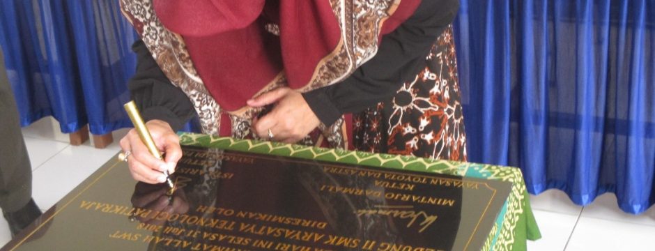 Penandatanganan Prasasti Gedung Baru SMK Aryasatya