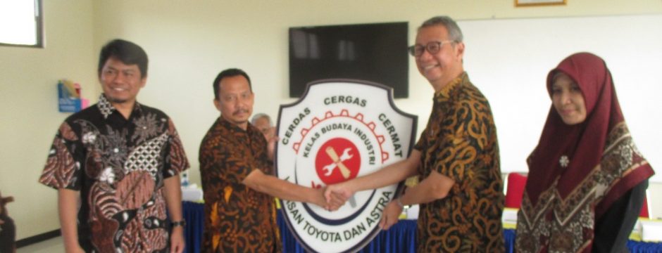 Penyerahan Logo kelas Budaya Industri oleh Ketua Yayasan Toyota dan Astra