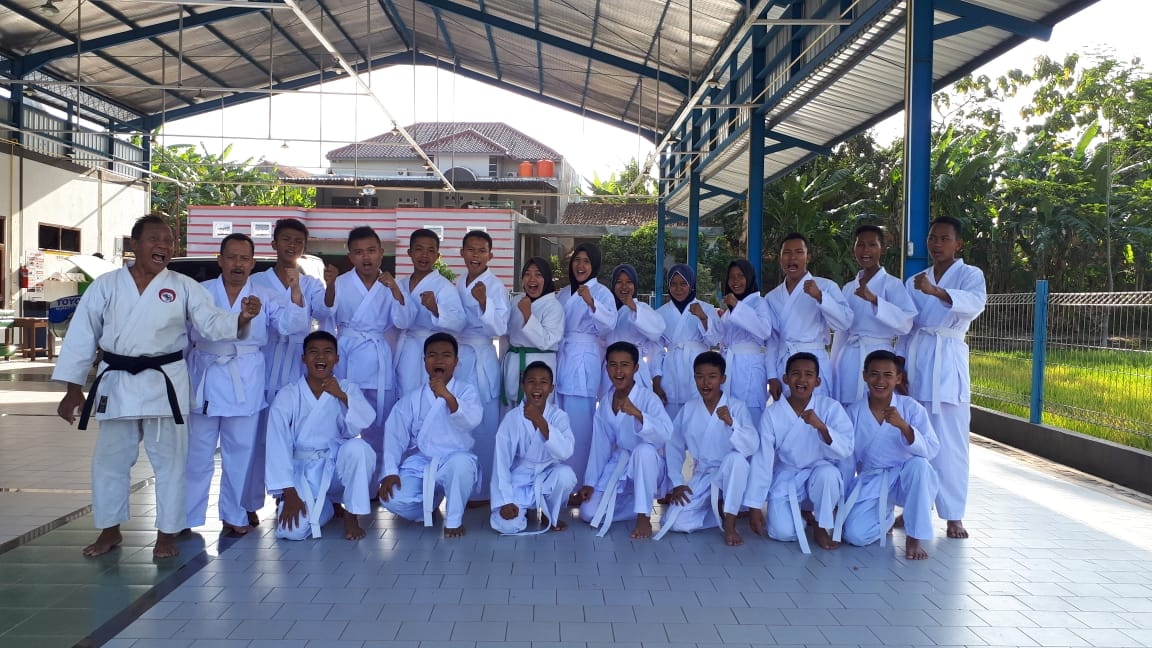 Karate kegiatan extrakulikuler smk aryasatya